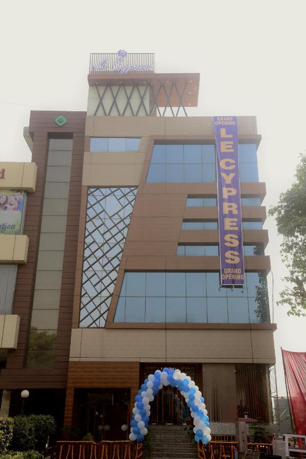 Hotel Le Cypress بريلي المظهر الخارجي الصورة