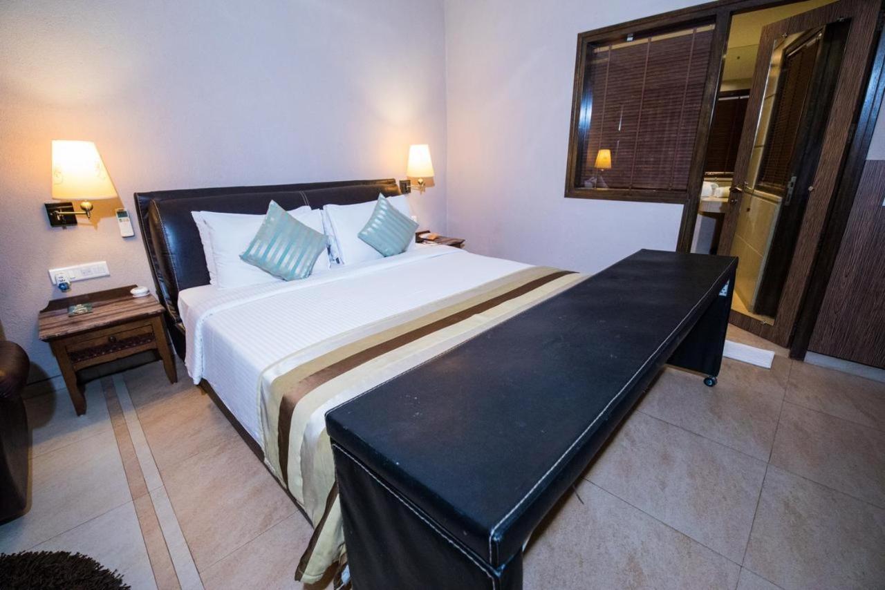 Hotel Le Cypress بريلي المظهر الخارجي الصورة